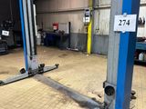 une photo d'un garage équipé de deux ponts élévateurs