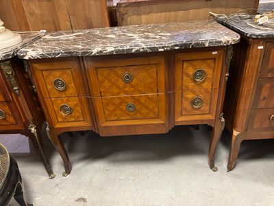 une commode à deux tiroirs avec un plateau en marbre