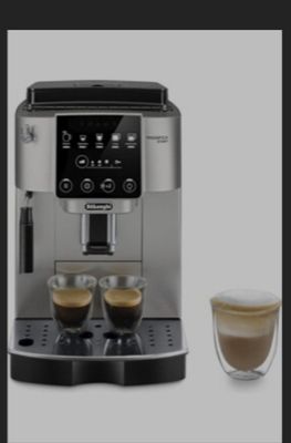 une image représentant une machine à café devant laquelle se trouvent deux tasses de café