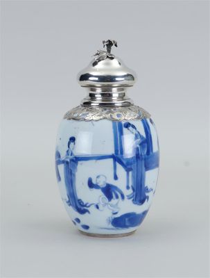 jarre en porcelaine chinoise bleue et blanche avec un couvercle en argent