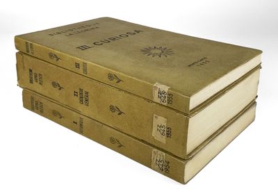 trois livres empilés sur une surface blanche