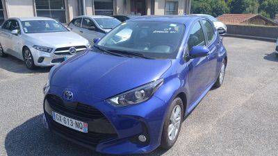 une Toyota Yaris bleue garée sur un parking