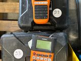deux téléphones portables orange et noir posés sur un étui noir