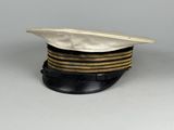 un chapeau posé sur une table