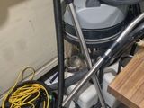 un aspirateur posé par terre à côté d'une table