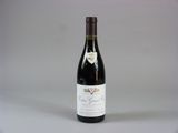 une bouteille de vin posée sur une table