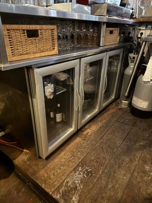 un comptoir sur lequel sont posées plusieurs bouteilles