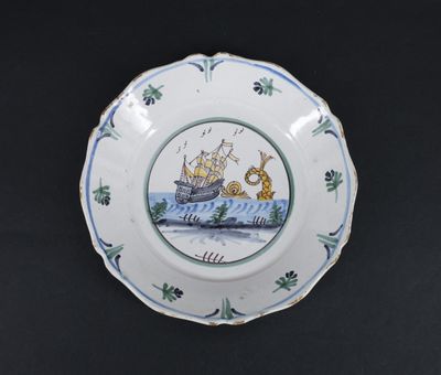 une assiette sur laquelle est représenté un bateau