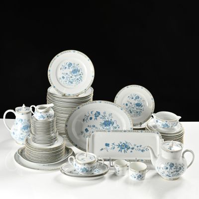 beaucoup d'assiettes et de tasses bleues et blanches sur une table