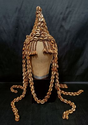 CONGO LEGA - Coiffe en cauris, perles et tissu - Photo 1