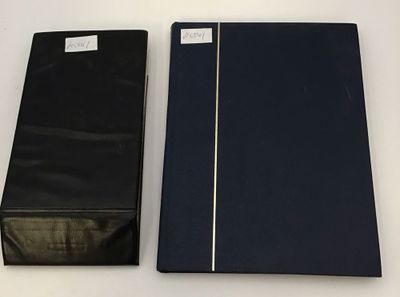 deux chemises noires posées l'une à côté de l'autre sur une table
