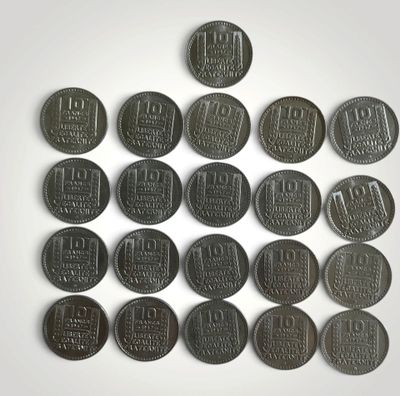 un lot de pièces de monnaie posées sur une table