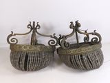 paire de paniers anciens en laiton perlés, munis de poignées