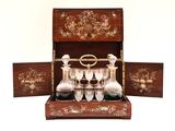 une boîte en bois contenant un ensemble de verres à vin et de carafes
