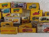 une pile de camions miniatures et d'autres jouets posés sur une table