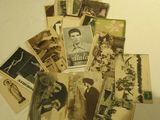 une pile de vieilles cartes de baseball posée sur une table