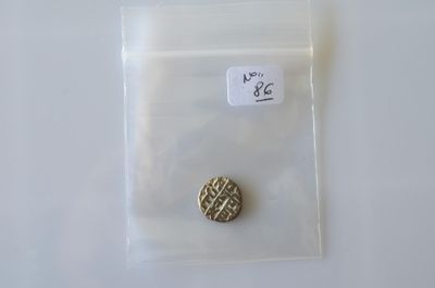 un petit bouton dans un sachet en plastique posé sur une table