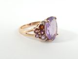 une image représentant une bague ornée d'un grand amethorate entouré d'amethorate et d'ameth
