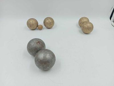 une table blanche sur laquelle se trouvent trois balles et un téléphone portable