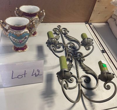 deux vases et un bougeoir posés sur une table
