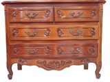 une commode en bois surmontée d'un miroir