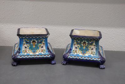 deux vases bleus et blancs posés sur une table
