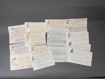 de nombreux vieux papiers qui sont accrochés sur la porte du réfrigérateur