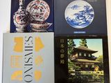 trois livres sont posés sur une table les uns à côté des autres