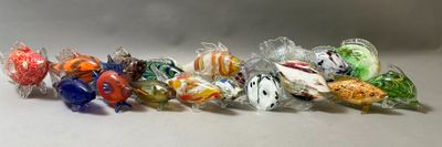tout un tas de bonbons alignés sur la table