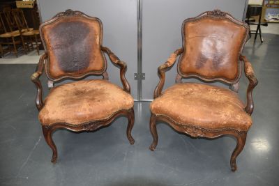 Paire de fauteuils en bois naturel mouluré et sculpté à déco…