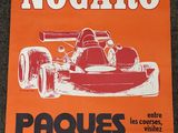 une affiche orange sur laquelle figure l'image d'une voiture de course