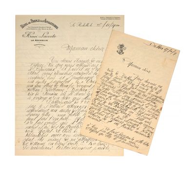deux vieilles lettres sont posées sur une feuille de papier