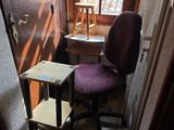 une chaise et une table dans une pièce dotée d'une fenêtre