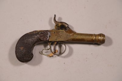 Pistolet à piston, le canon en bronze, poinçon de Liège, cro…