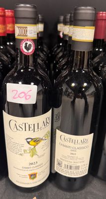 de nombreuses bouteilles de vin sur une étagère dans un magasin