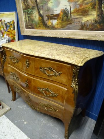 Commode galbée trois faces de style louis XV en placage e bois de...