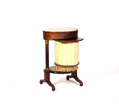 une petite table sur laquelle est posée une lampe