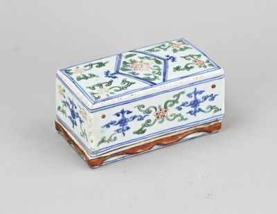 boîte en porcelaine chinoise bleue et blanche ornée de fleurs et de vrilles