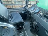vue de l'intérieur d'un bus depuis le siège du conducteur