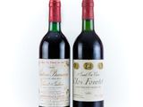 deux bouteilles de vin rouge posées l'une à côté de l'autre sur une surface blanche