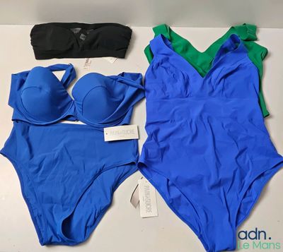 deux maillots de bain et un chapeau posés sur une table