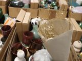 de nombreuses boîtes remplies de différentes sortes de décorations de Noël