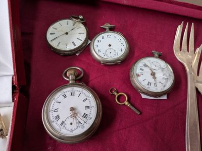 Cette vitrine contient de nombreux modèles différents de montres de poche