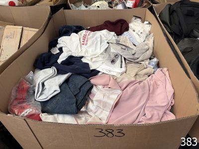 une boîte en carton remplie de vêtements et d'autres objets