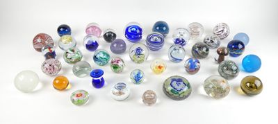 un tas de billes de verre posées sur une surface blanche