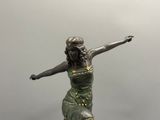 une statue représentant une femme debout sur un socle