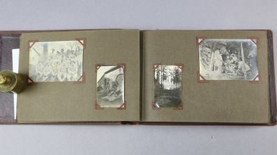 un livre ouvert avec des images de personnes et d'animaux