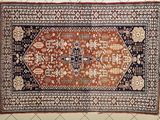 un gros plan d'un tapis oriental posé sur un sol carrelé