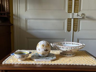 une table sur laquelle se trouve un saladier