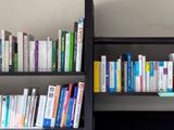 une étagère contenant de nombreux livres dans une pièce